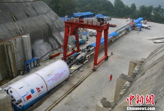 中国"挖隧道神器"在尼泊尔总掘进里程突破1万米
