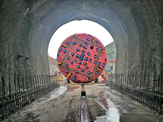 局项目团队在乐西高速公路建设中采用tbm(全断面硬岩隧道掘进机)施工